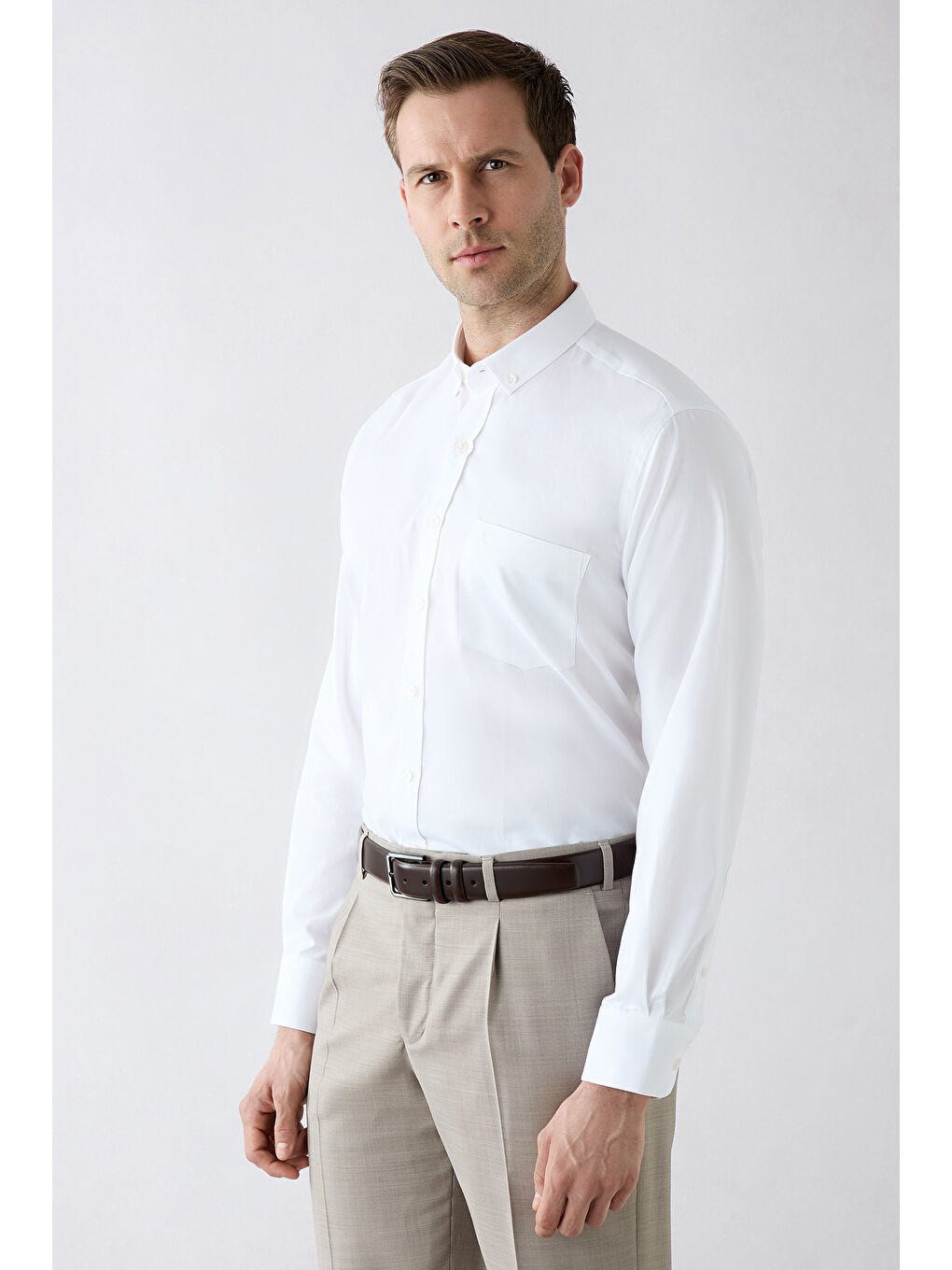 Beyaz Uzun Kol Regular Fit Düğmeli Yaka Nakışlı Cepli Pamuk Gömlek-6