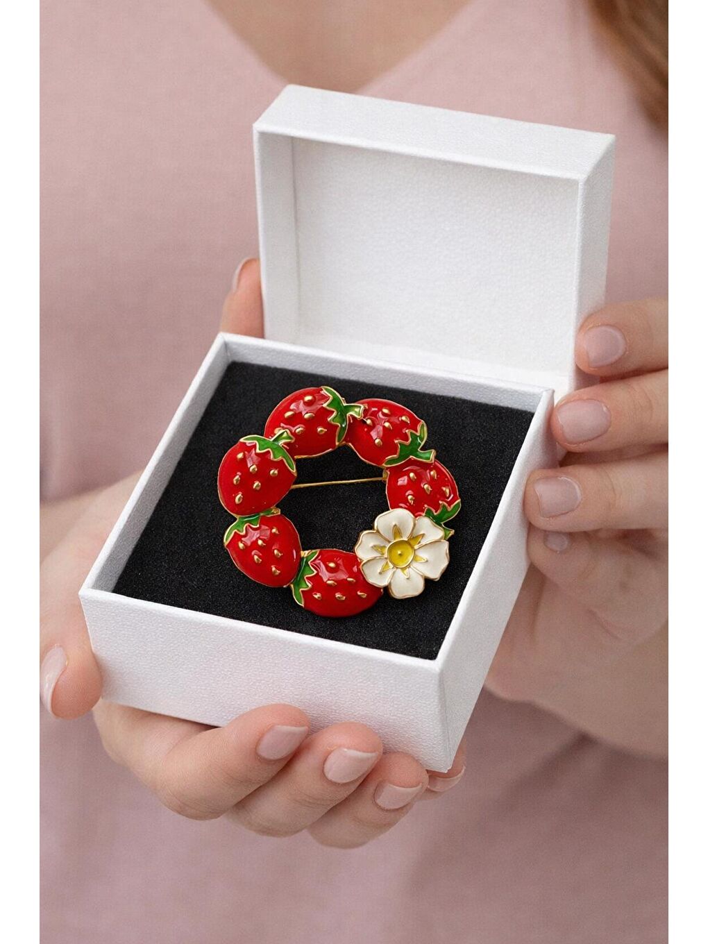 Gri Çilek Çelenk Broş Yaka İğnesi-1