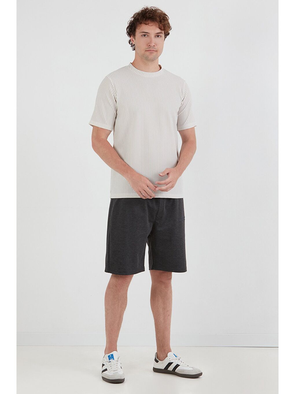 Gri Çizgili Jakarlı Bisiklet Yaka Tişört-1