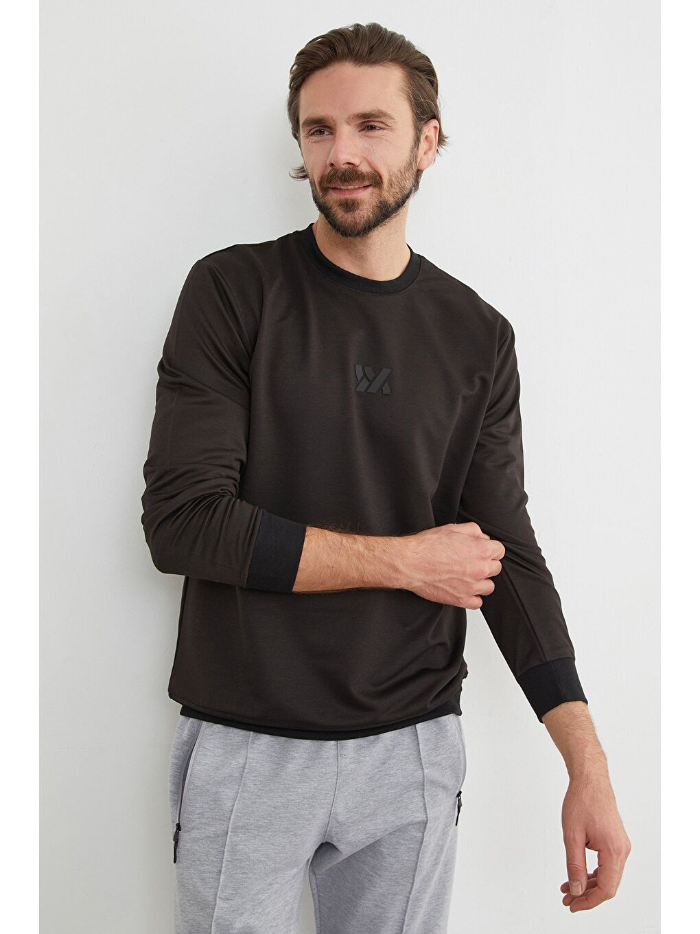 Siyah Kabartma Baskılı Bisiklet Yaka Sweatshirt