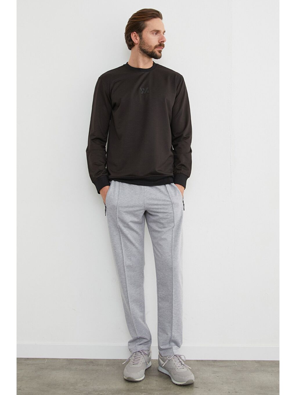 Siyah Kabartma Baskılı Bisiklet Yaka Sweatshirt-1