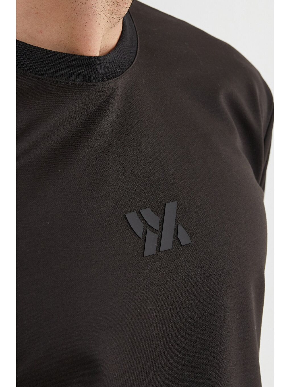 Siyah Kabartma Baskılı Bisiklet Yaka Sweatshirt-3