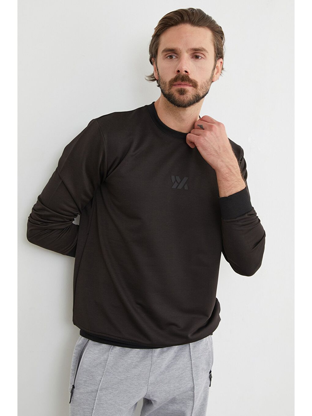 Siyah Kabartma Baskılı Bisiklet Yaka Sweatshirt-4