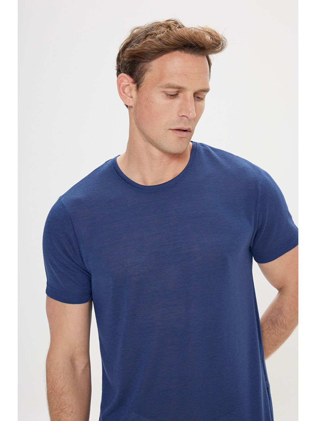 Erkek Lacivert Slim Fit Dar Kesim Bisiklet Yaka Kısa Kollu Keten Görünümlü Tişört