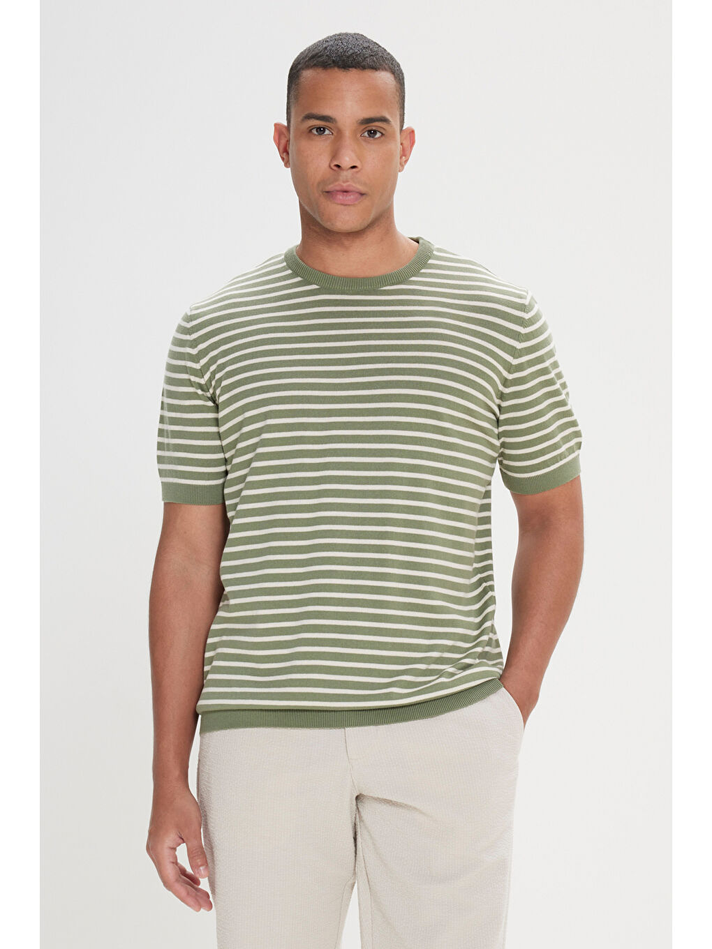 Erkek Haki-Bej Standart Fit Normal Kesim Bisiklet Yaka %100 Pamuk Kısa Kollu Çizgili Triko Tişört