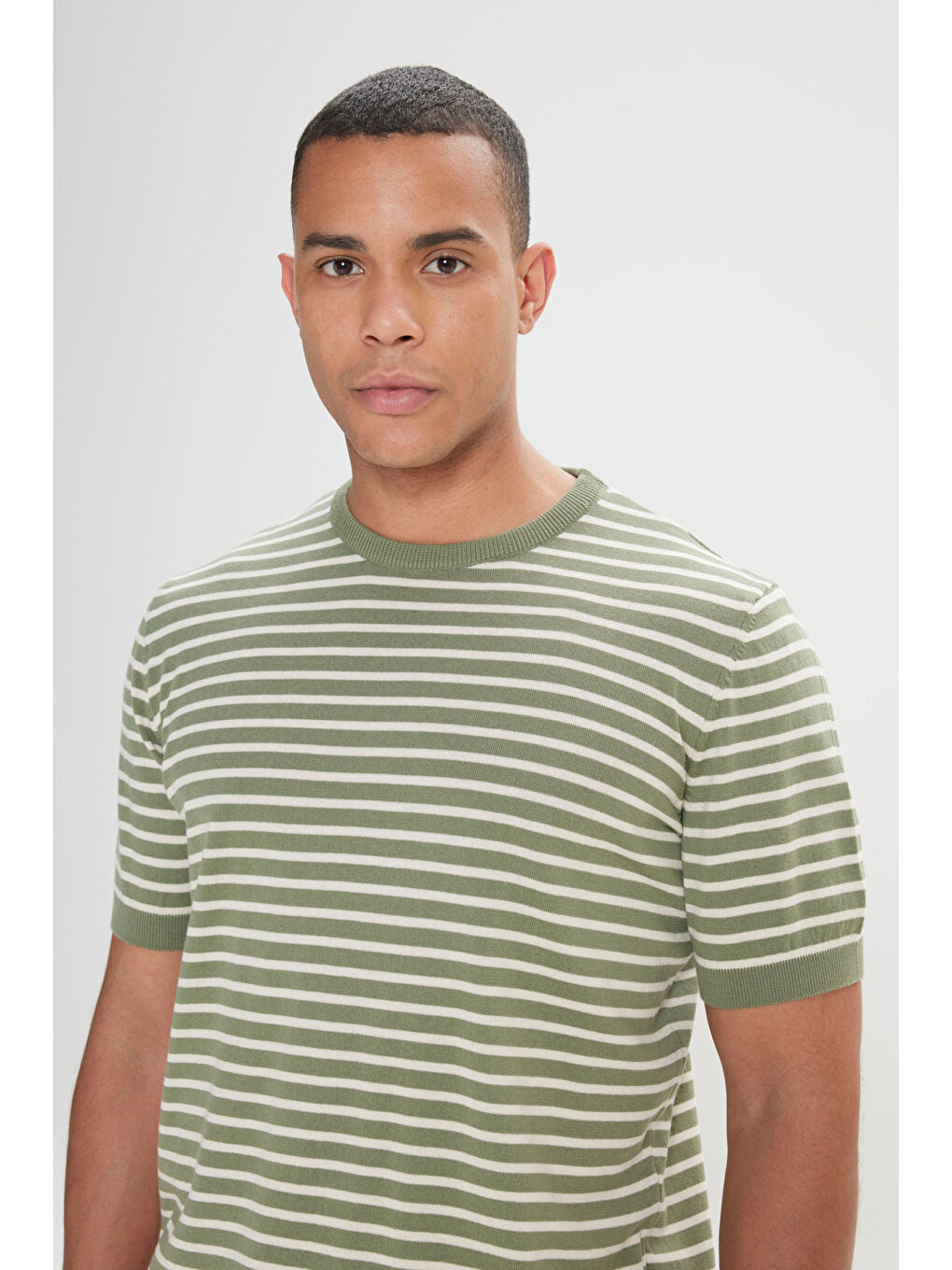 Erkek Haki-Bej Standart Fit Normal Kesim Bisiklet Yaka %100 Pamuk Kısa Kollu Çizgili Triko Tişört-2