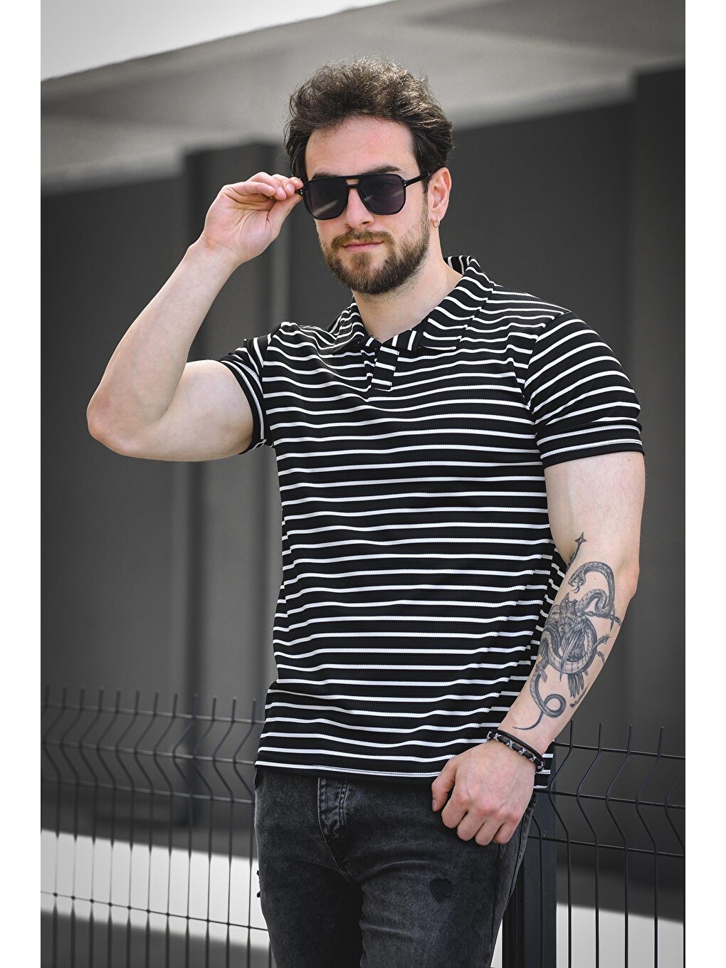 Siyah Ht 947008 Slim Fit Elastanlı Yarım Pat Çizgili Bisiklet Yaka Erkek Tişört-2