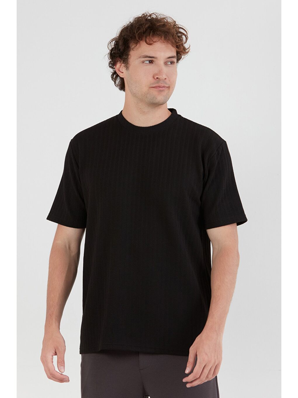 Siyah Desenli Bisiklet Yaka Tişört-1