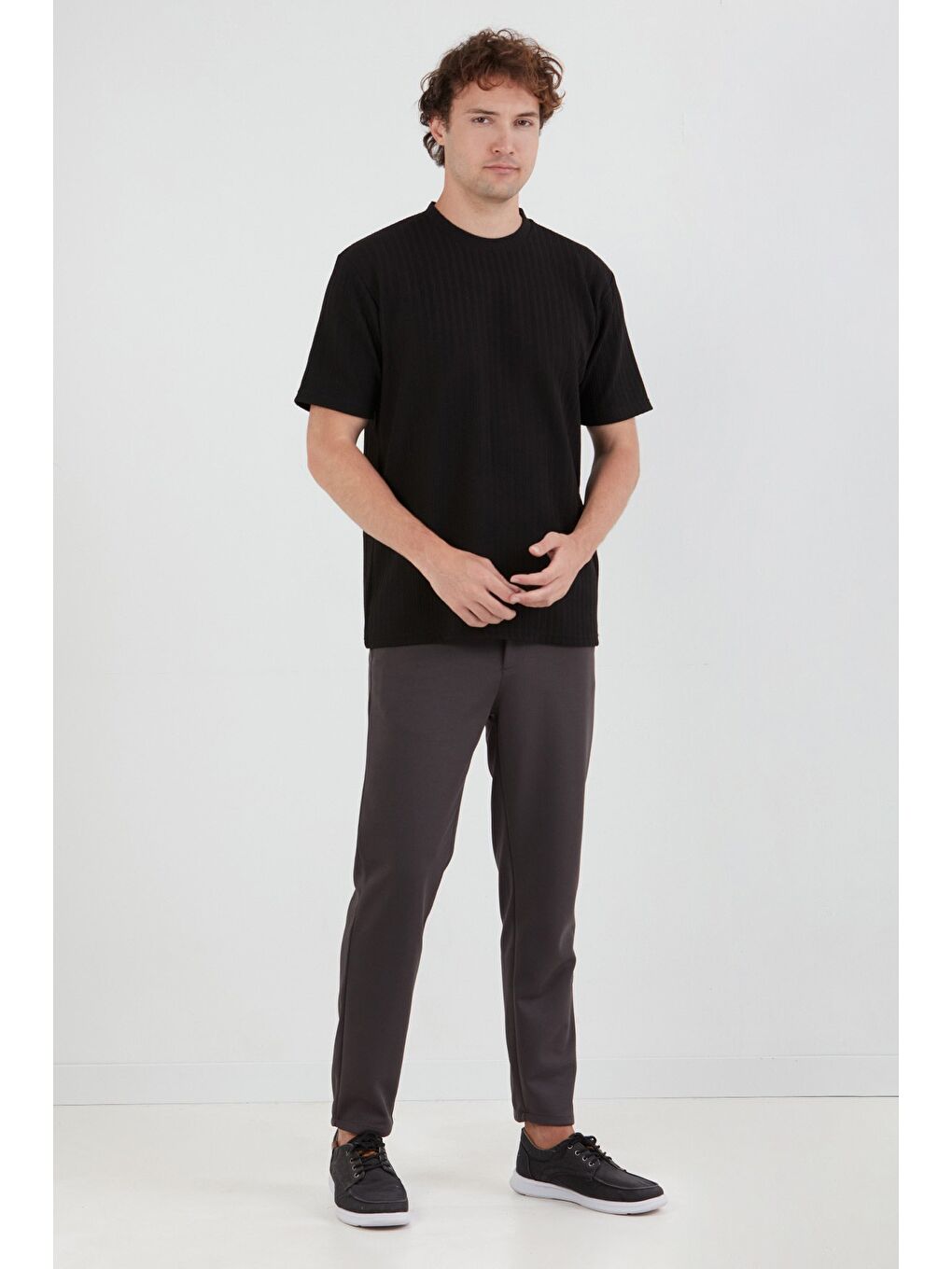 Siyah Desenli Bisiklet Yaka Tişört-2