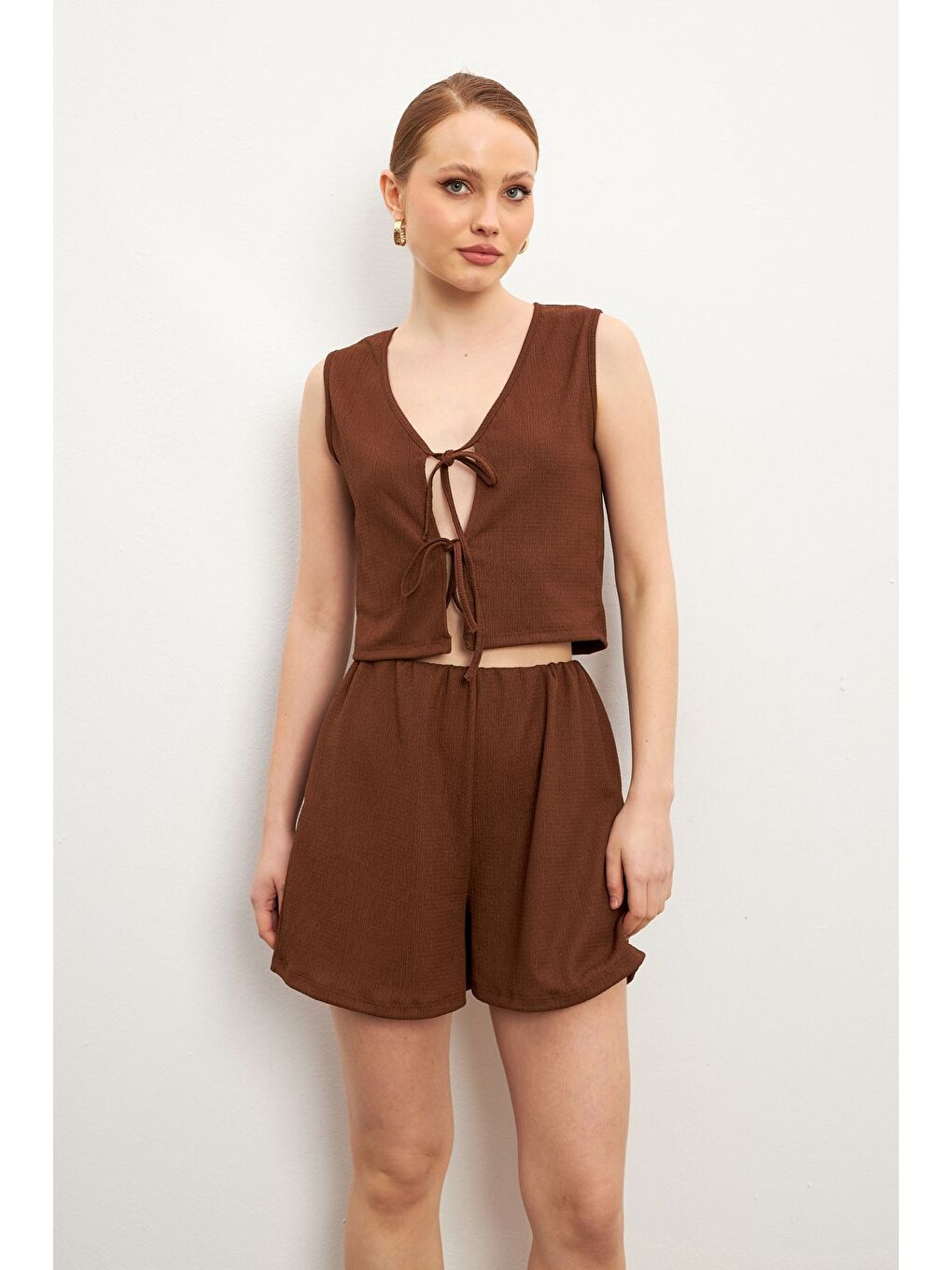 Kadın Kahverengi Bağlamalı Kolsuz Krinkıl Şortlu Takım