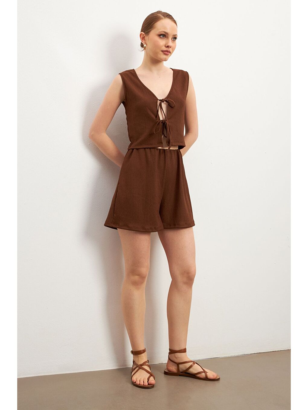 Kadın Kahverengi Bağlamalı Kolsuz Krinkıl Şortlu Takım-1