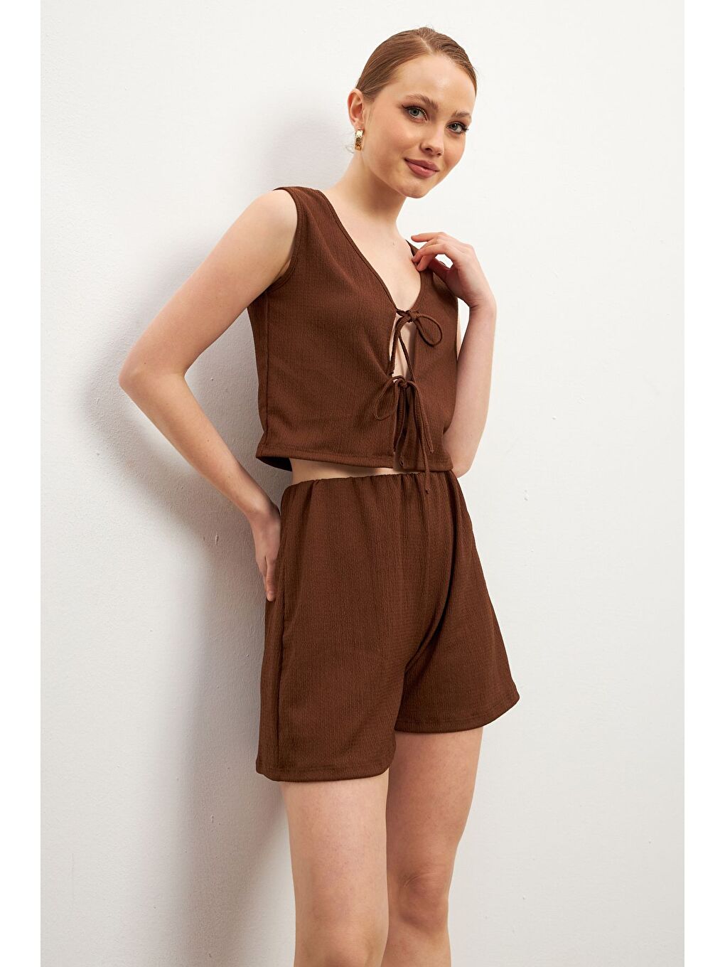 Kadın Kahverengi Bağlamalı Kolsuz Krinkıl Şortlu Takım-2