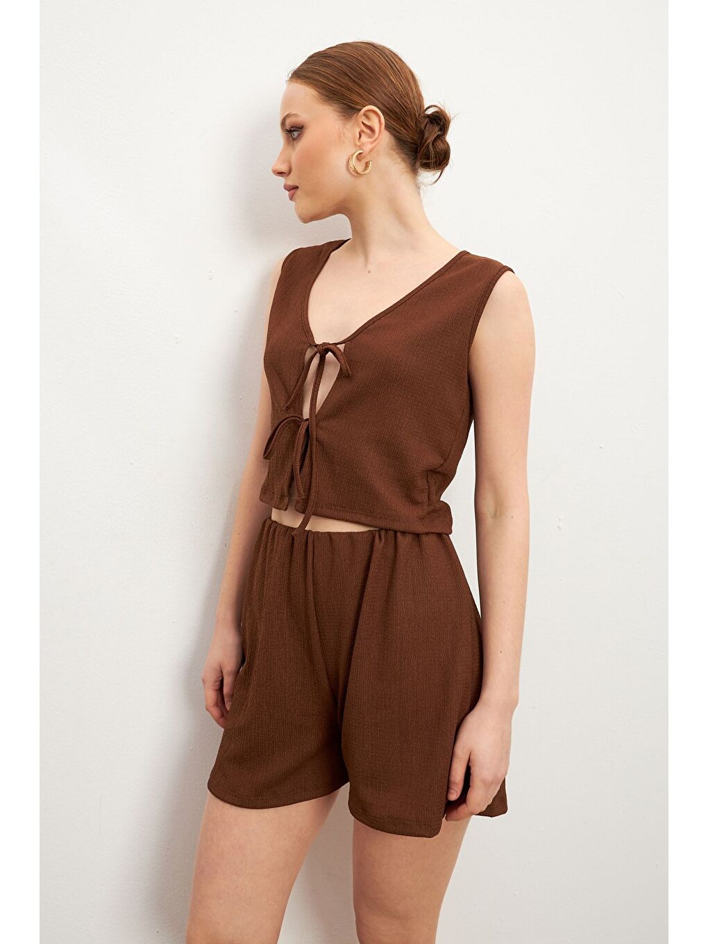 Kadın Kahverengi Bağlamalı Kolsuz Krinkıl Şortlu Takım-3