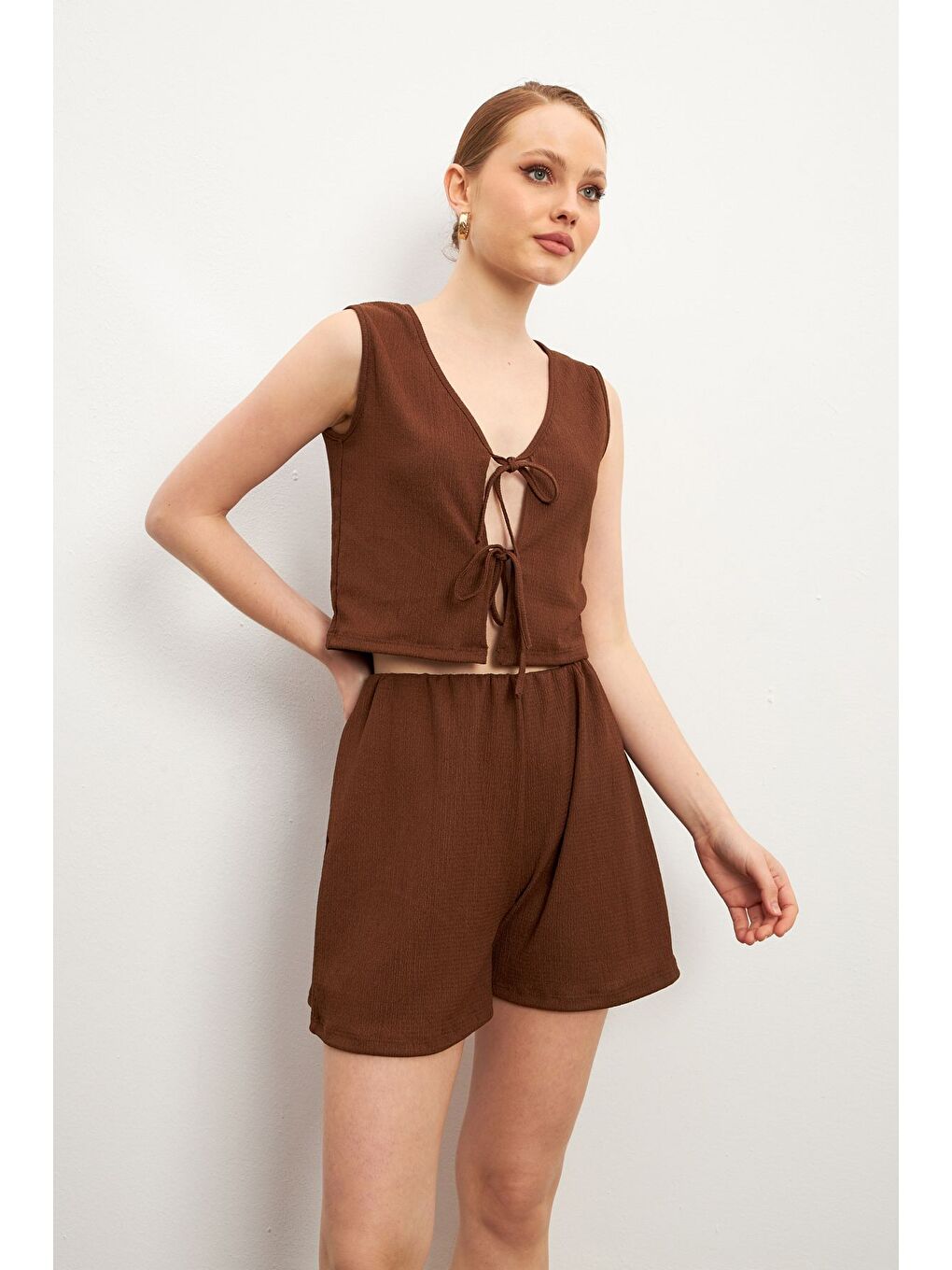 Kadın Kahverengi Bağlamalı Kolsuz Krinkıl Şortlu Takım-4
