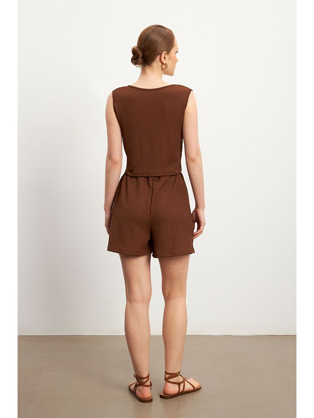 Kadın Kahverengi Bağlamalı Kolsuz Krinkıl Şortlu Takım-5