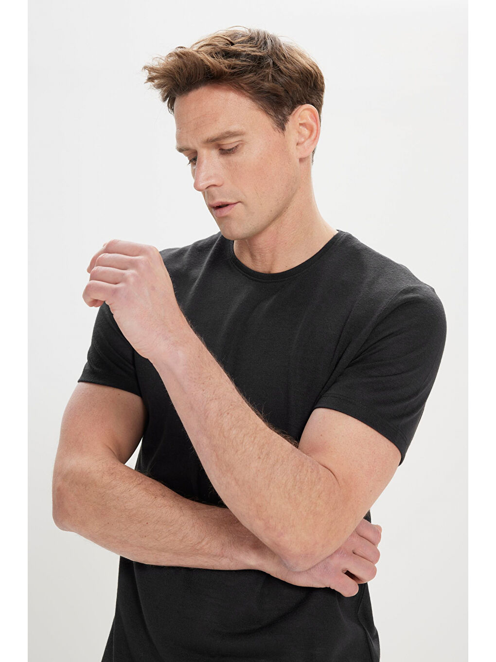 Erkek Siyah Slim Fit Dar Kesim Bisiklet Yaka Kısa Kollu Keten Görünümlü Tişört-2