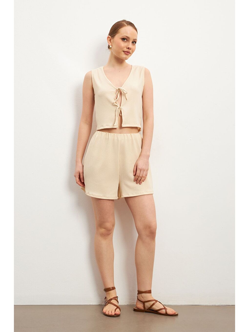 Kadın Bej Bağlamalı Kolsuz Krinkıl Şortlu Takım-2