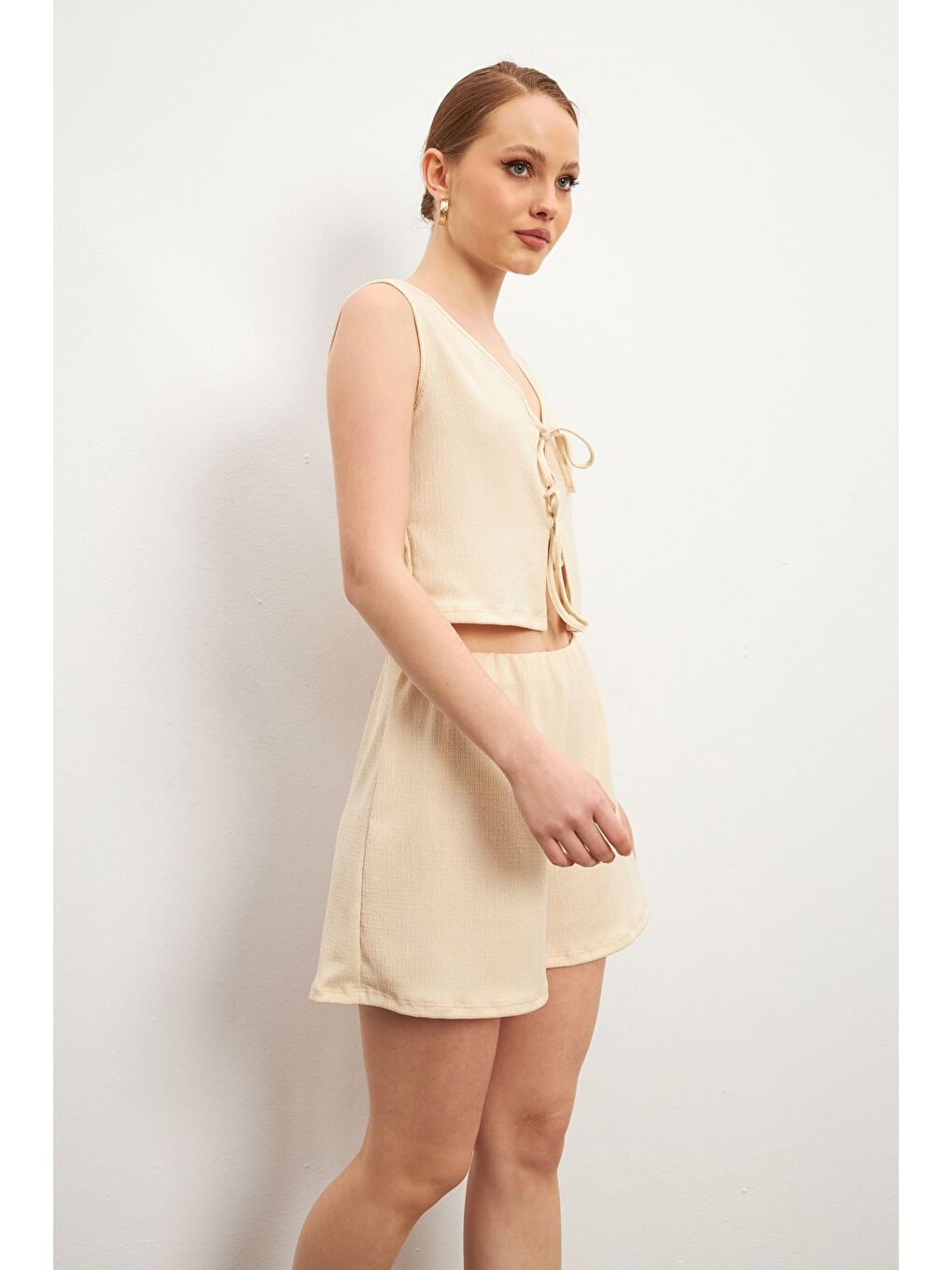 Kadın Bej Bağlamalı Kolsuz Krinkıl Şortlu Takım-3