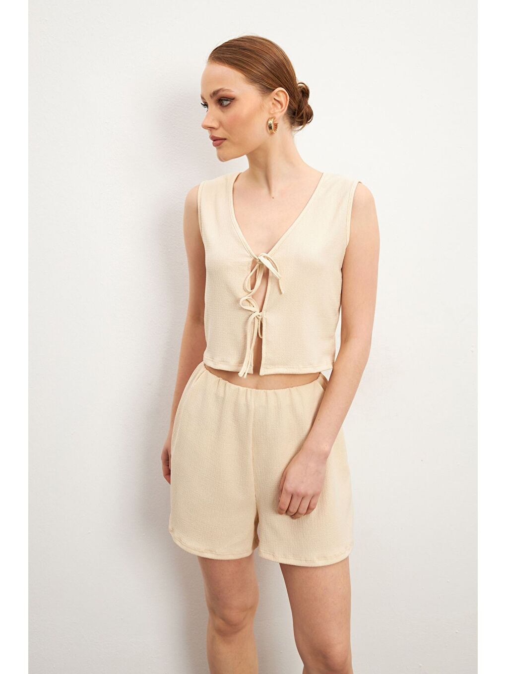 Kadın Bej Bağlamalı Kolsuz Krinkıl Şortlu Takım-4