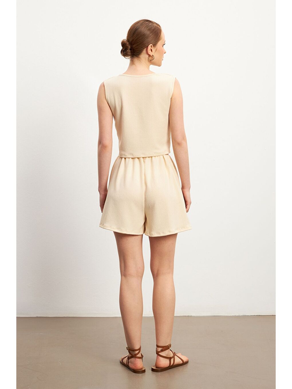 Kadın Bej Bağlamalı Kolsuz Krinkıl Şortlu Takım-5