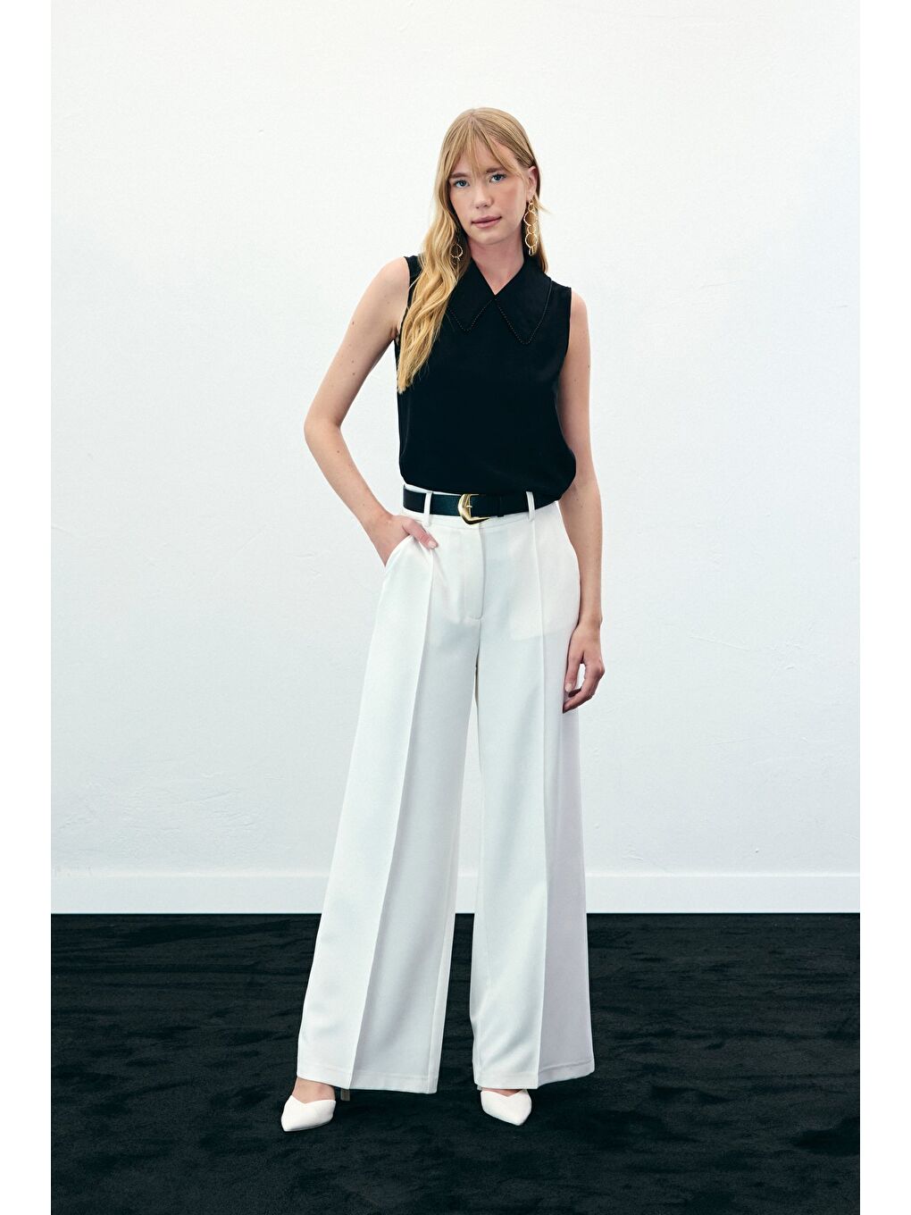 Yaka İncili Kolsuz Bluz - Siyah-1