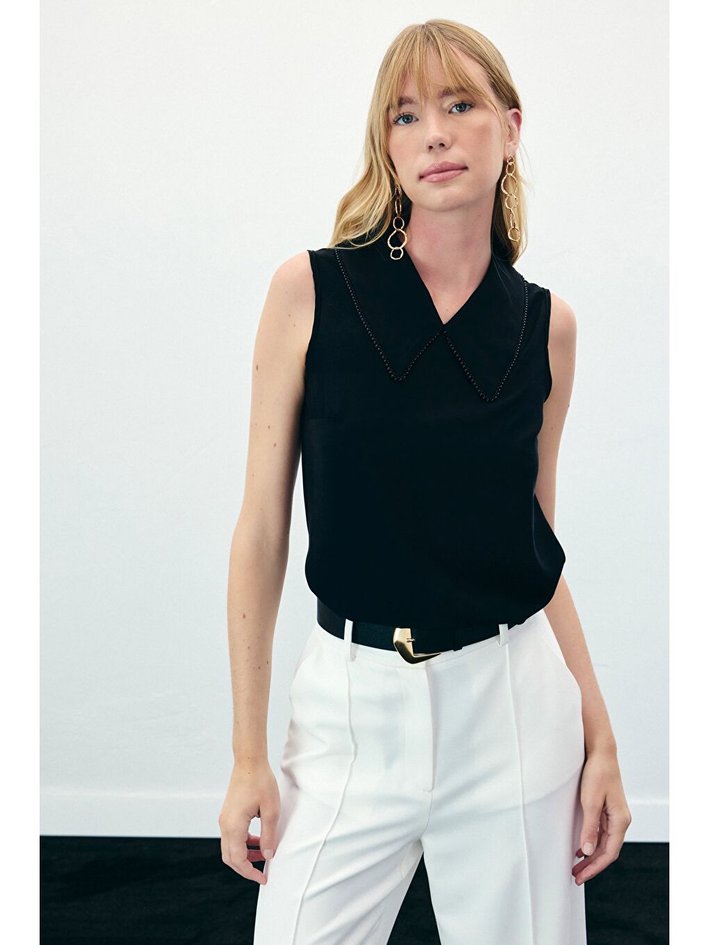 Yaka İncili Kolsuz Bluz - Siyah-2