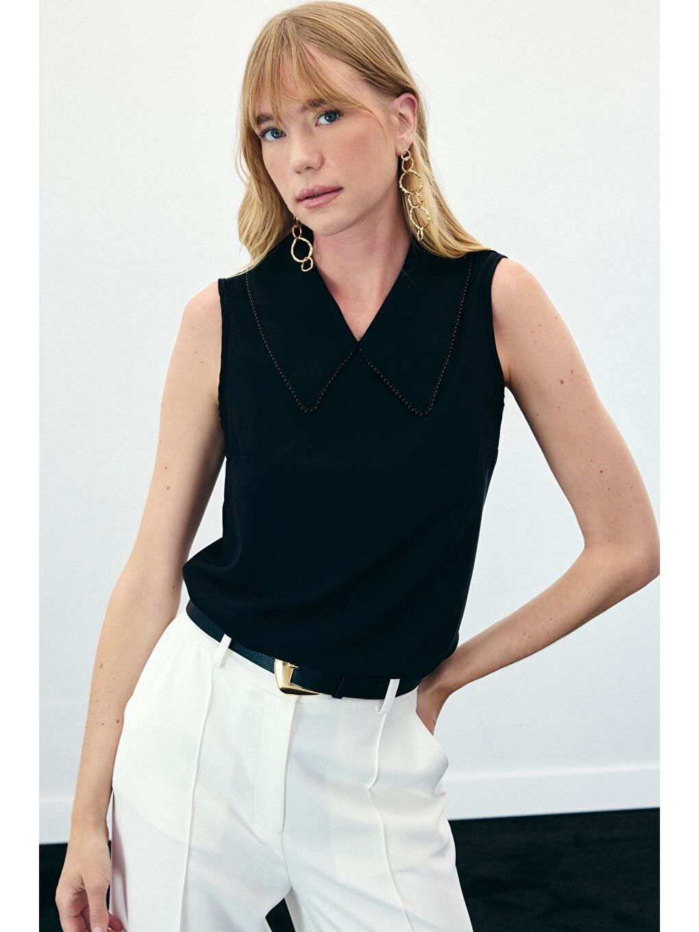 Yaka İncili Kolsuz Bluz - Siyah-3