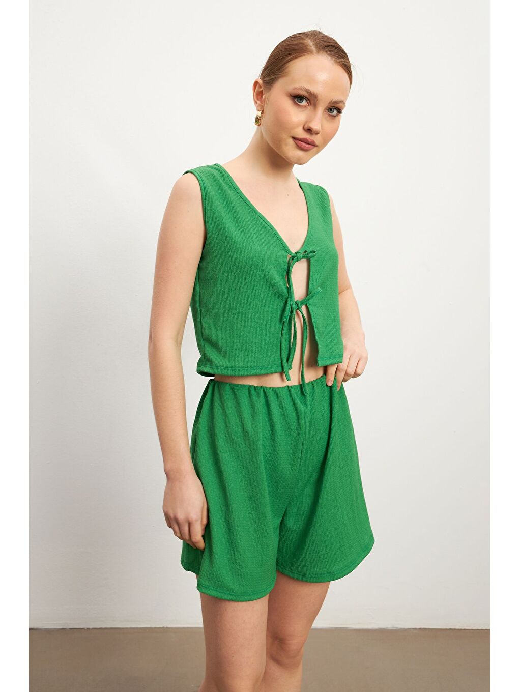 Kadın Yeşil Bağlamalı Kolsuz Krinkıl Şortlu Takım