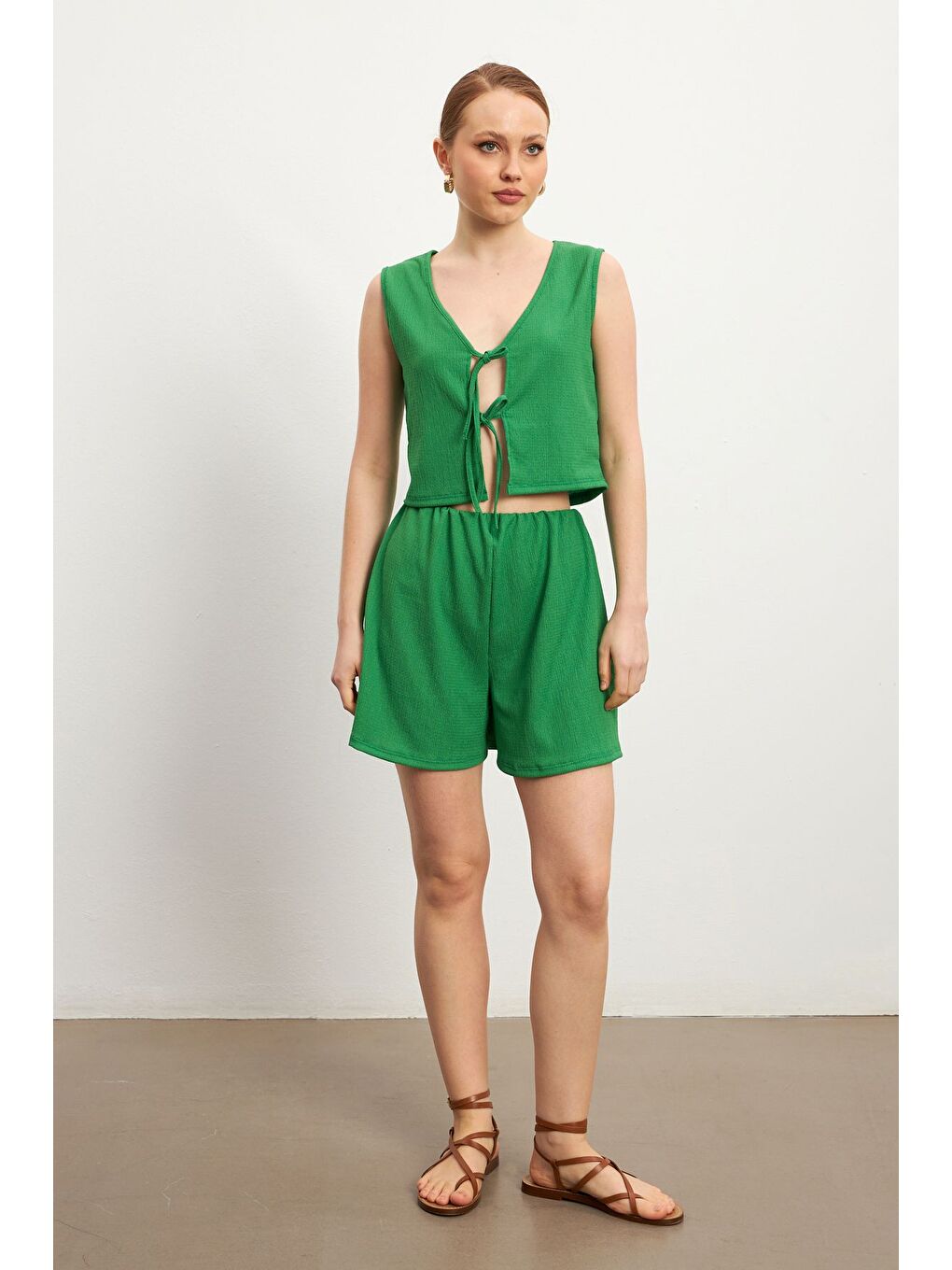 Kadın Yeşil Bağlamalı Kolsuz Krinkıl Şortlu Takım-1