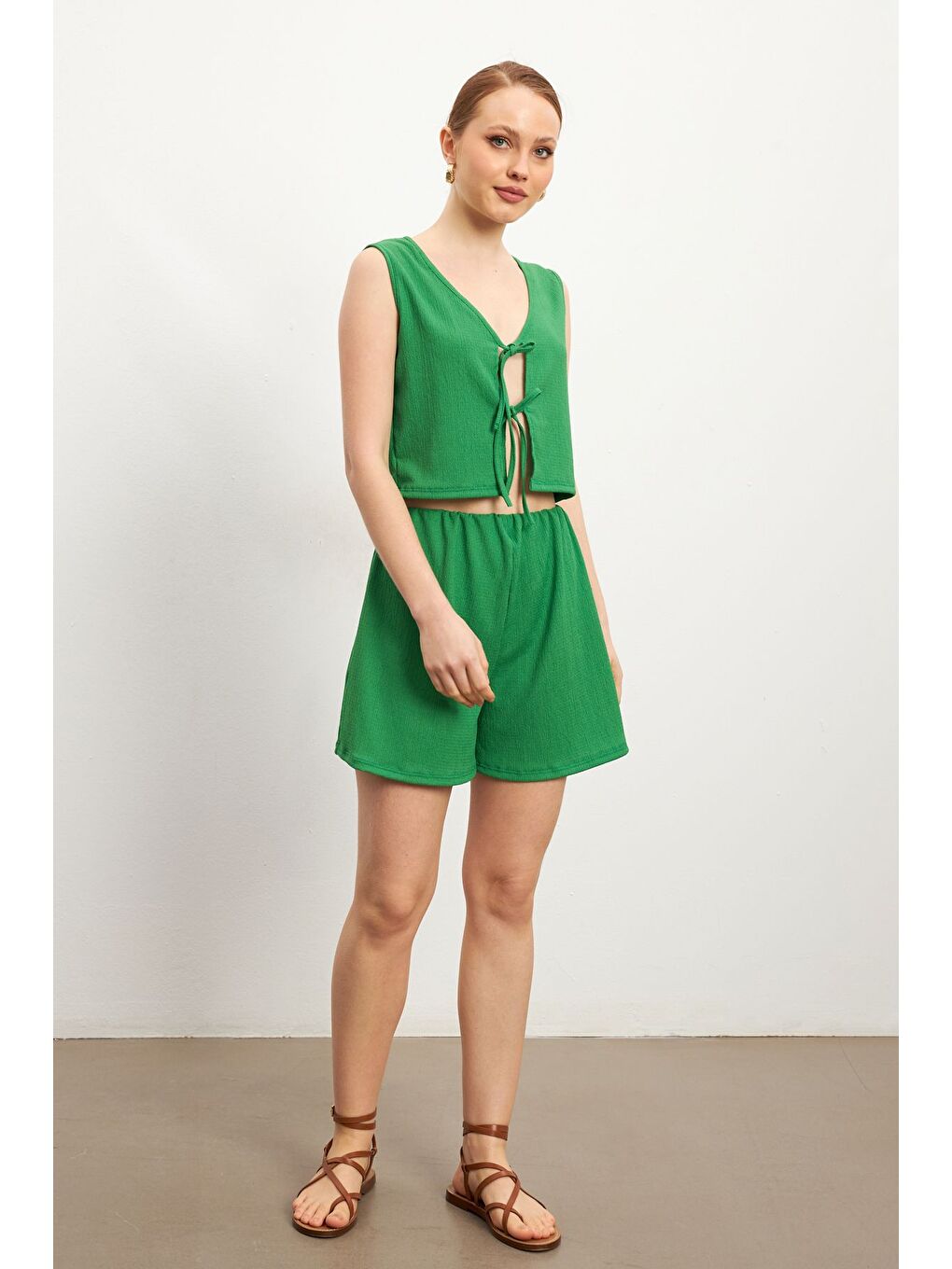 Kadın Yeşil Bağlamalı Kolsuz Krinkıl Şortlu Takım-2