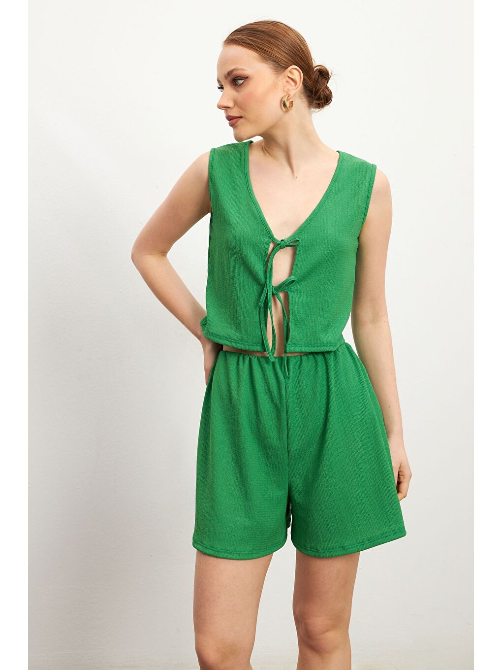 Kadın Yeşil Bağlamalı Kolsuz Krinkıl Şortlu Takım-3