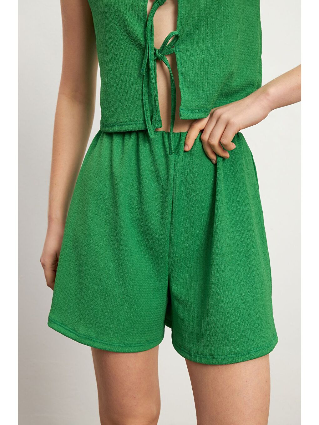 Kadın Yeşil Bağlamalı Kolsuz Krinkıl Şortlu Takım-4