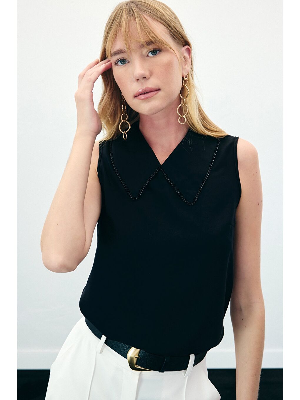 Yaka İncili Kolsuz Bluz - Siyah-4