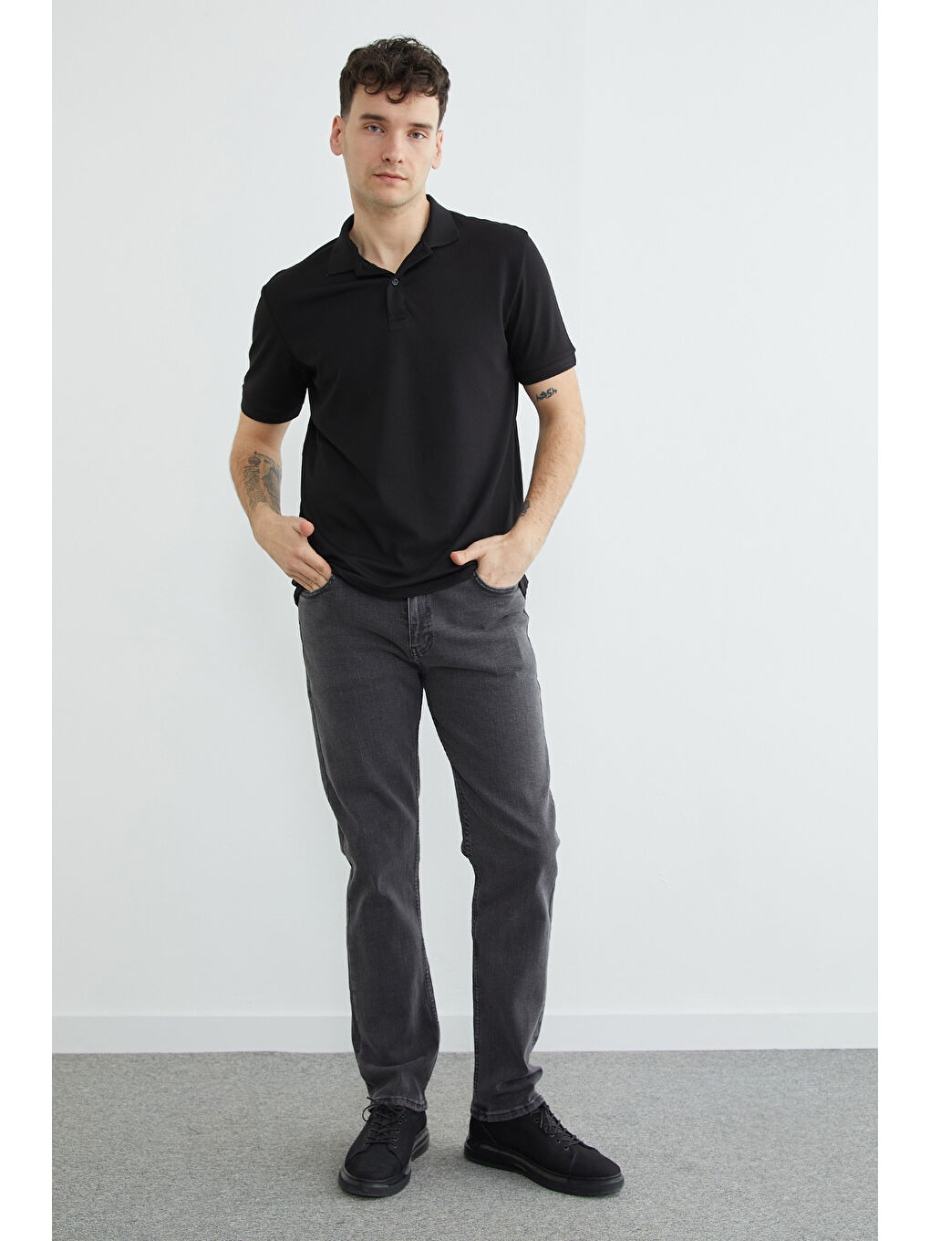 Siyah Ribanalı Polo Yaka Tişört-2