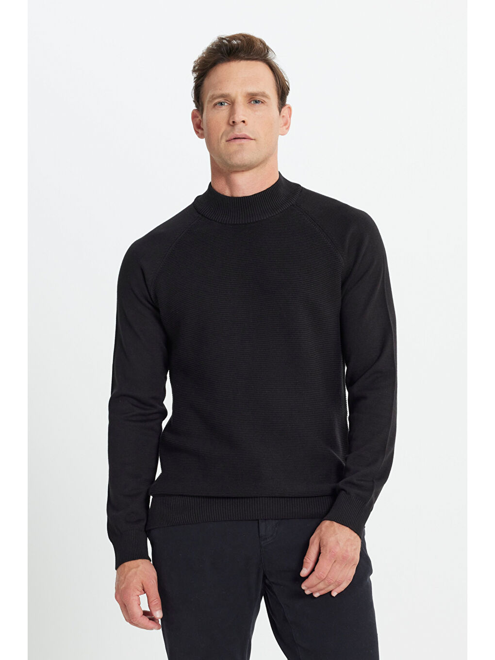 Erkek Siyah Pamuklu Standart Fit Normal Kesim Yarım Balıkçı Yaka Desenli Triko Kazak