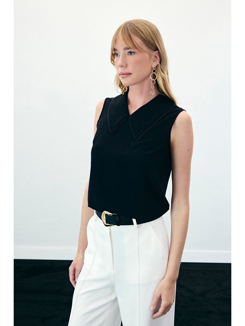 Yaka İncili Kolsuz Bluz - Siyah-5