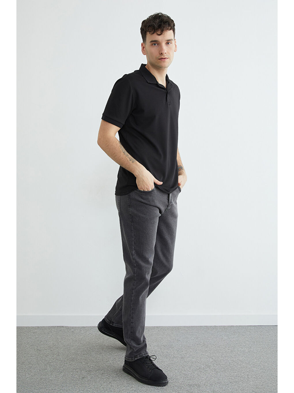 Siyah Ribanalı Polo Yaka Tişört-4