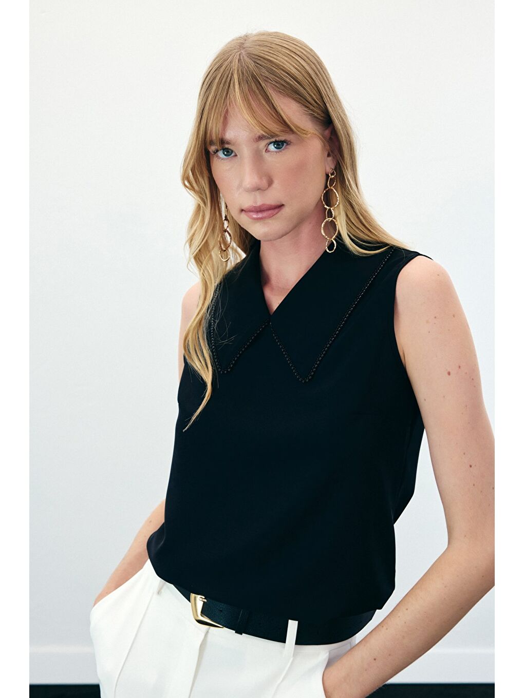 Yaka İncili Kolsuz Bluz - Siyah-6