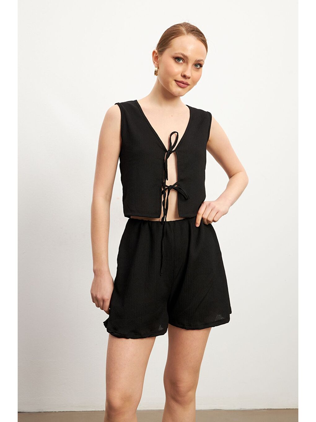 Kadın Siyah Bağlamalı Kolsuz Krinkıl Şortlu Takım