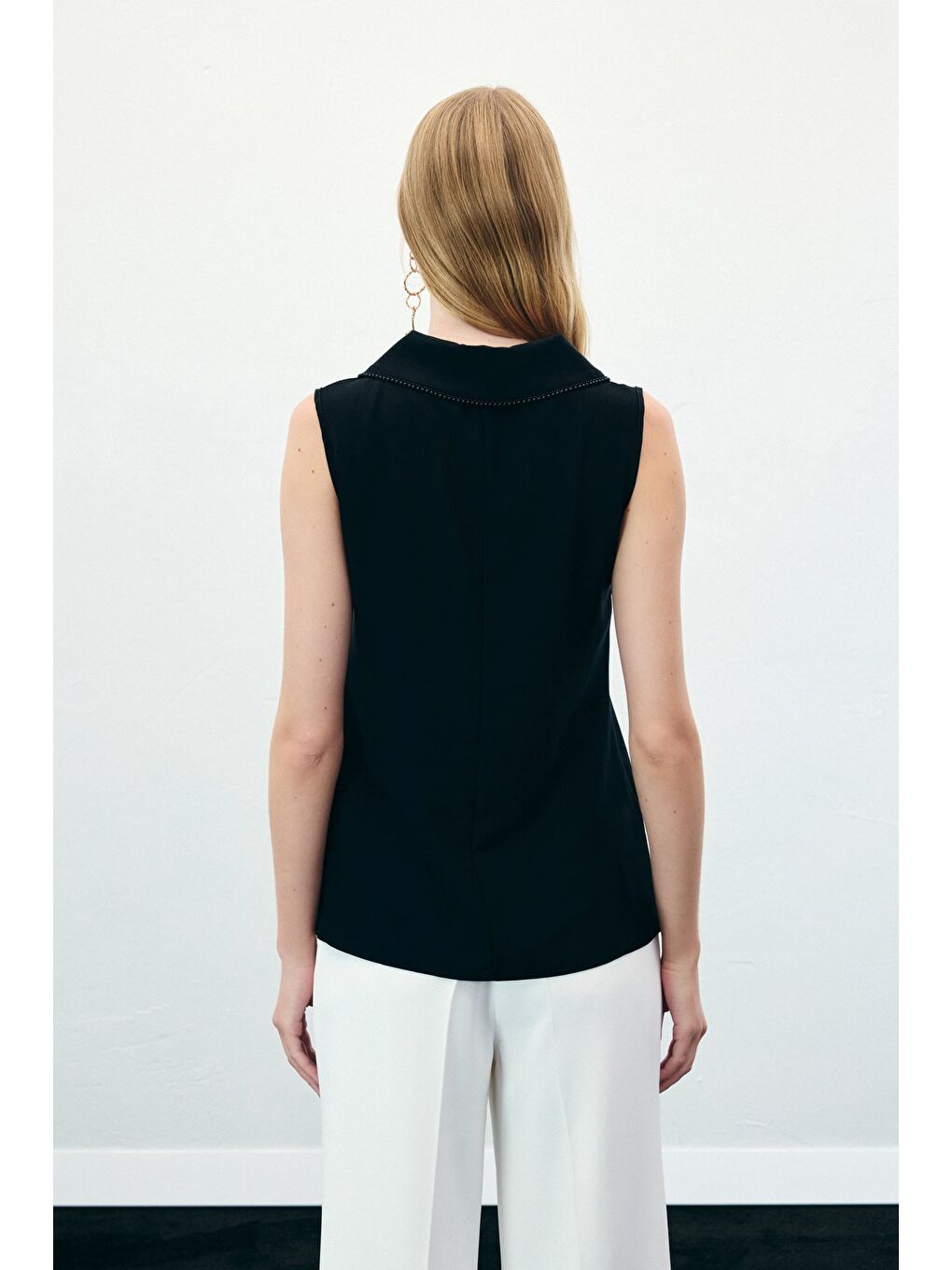 Yaka İncili Kolsuz Bluz - Siyah-7