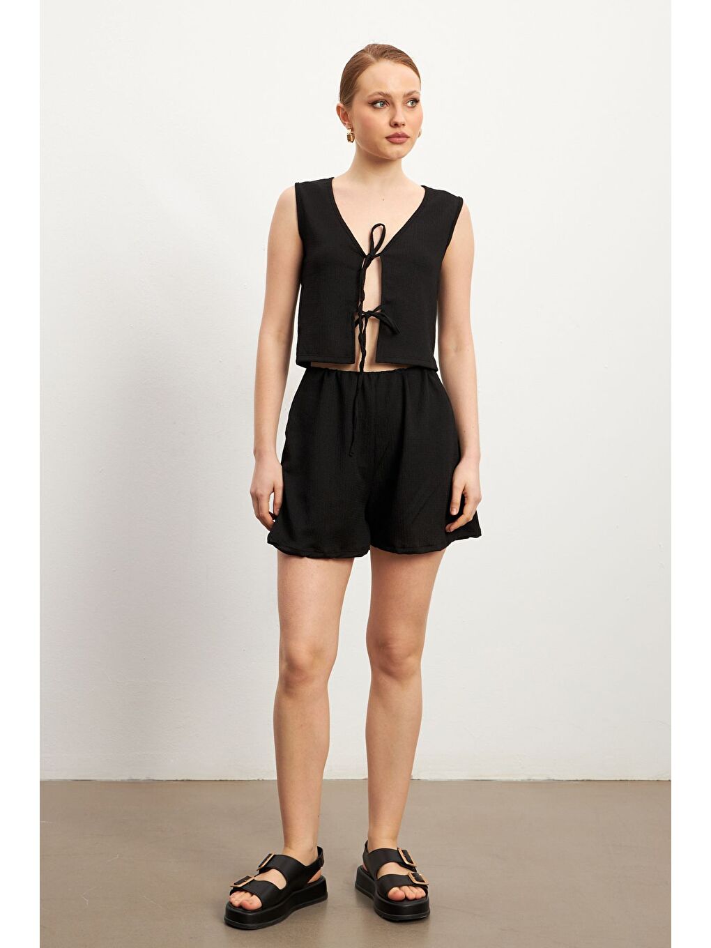 Kadın Siyah Bağlamalı Kolsuz Krinkıl Şortlu Takım-1