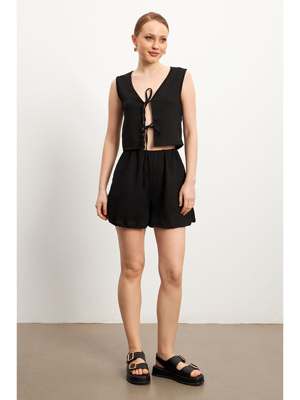 Kadın Siyah Bağlamalı Kolsuz Krinkıl Şortlu Takım-2