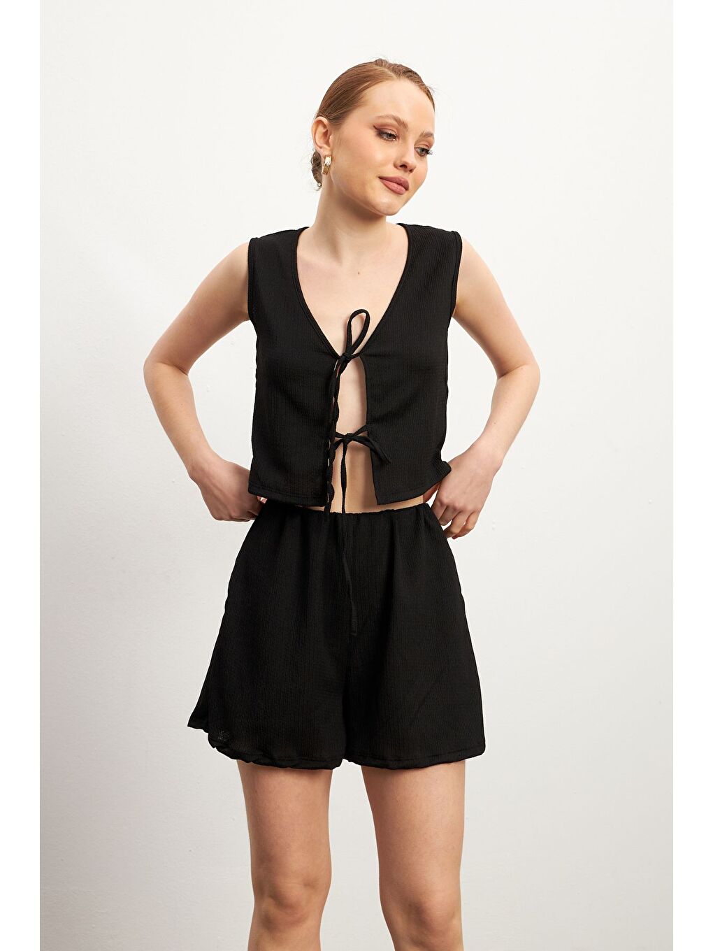 Kadın Siyah Bağlamalı Kolsuz Krinkıl Şortlu Takım-3