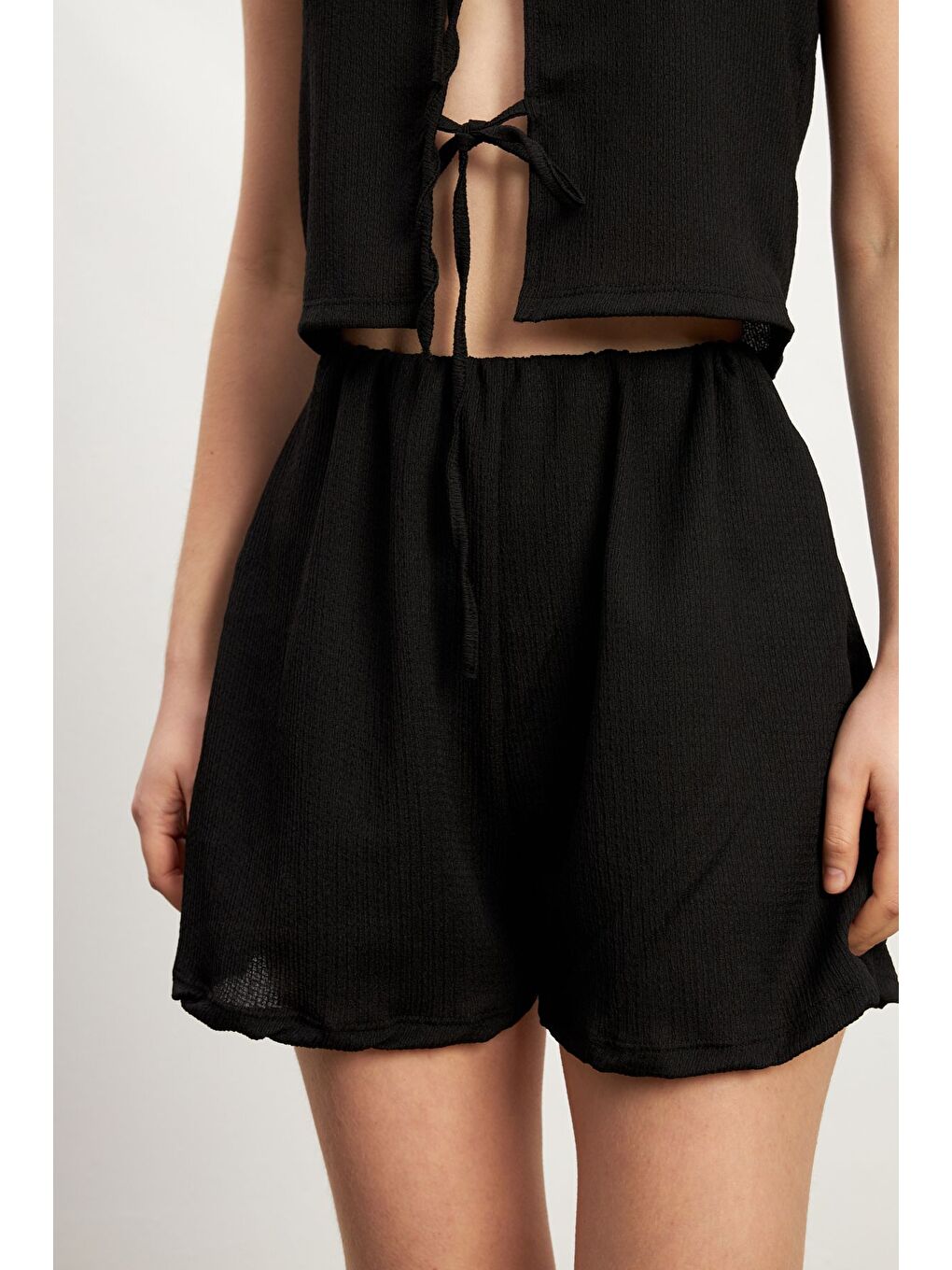 Kadın Siyah Bağlamalı Kolsuz Krinkıl Şortlu Takım-4