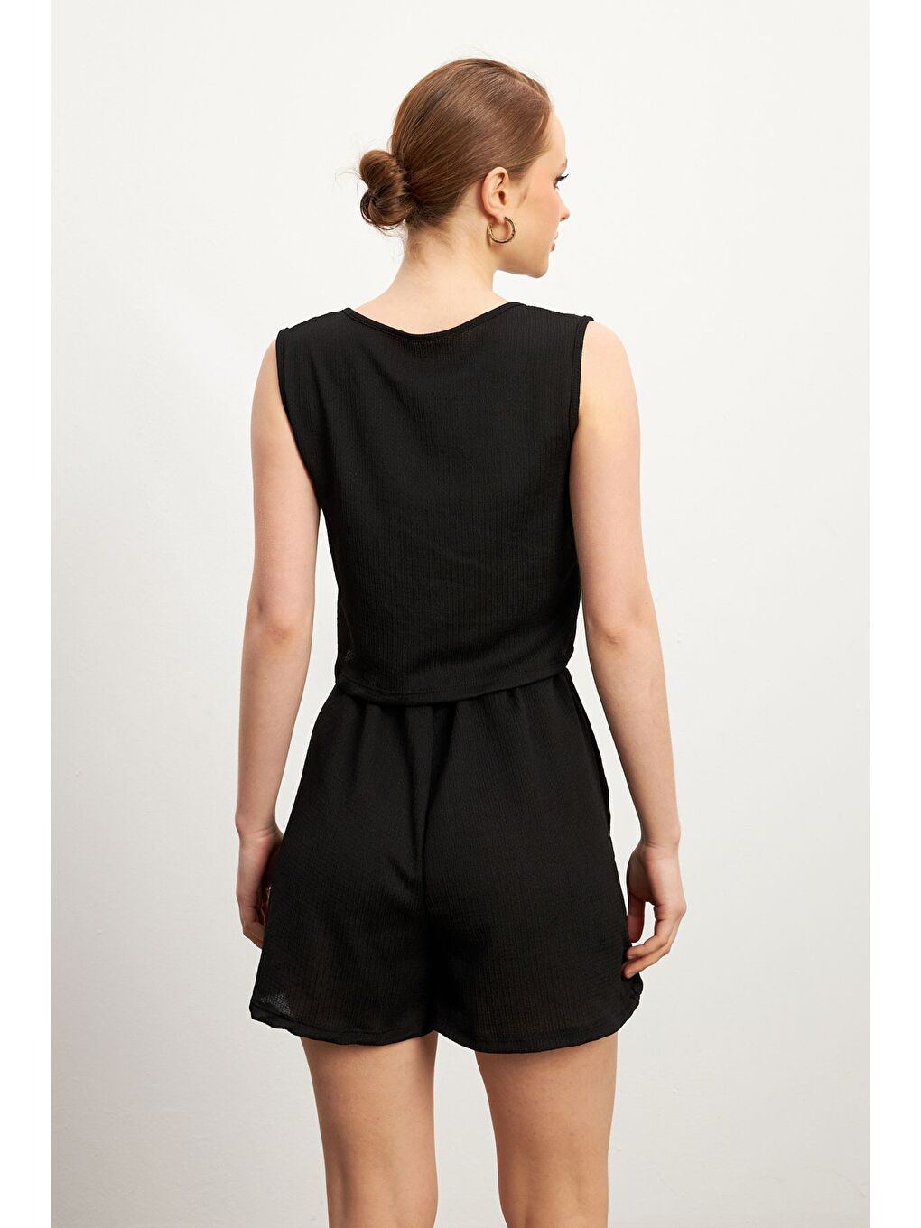 Kadın Siyah Bağlamalı Kolsuz Krinkıl Şortlu Takım-5