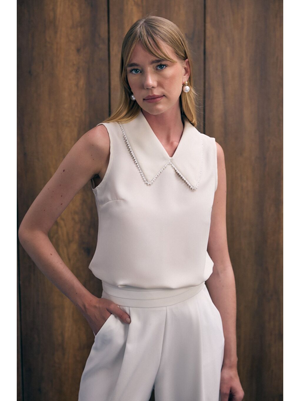 Yaka İncili Kolsuz Bluz - Bej