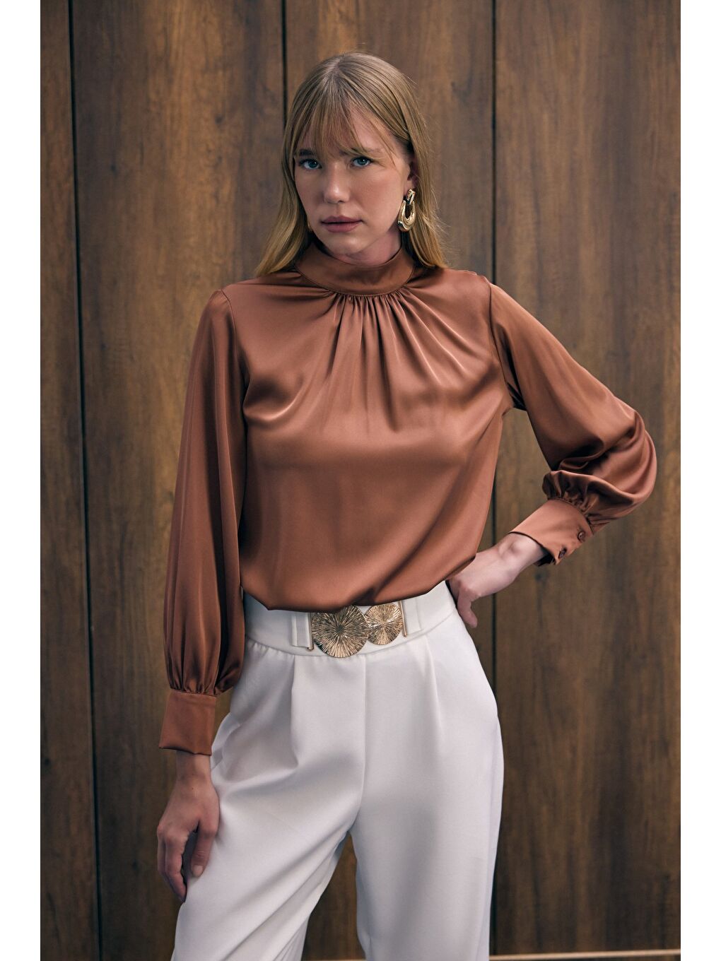 Kahverengi Yaka Detaylı Saten Bluz - Kahve-1