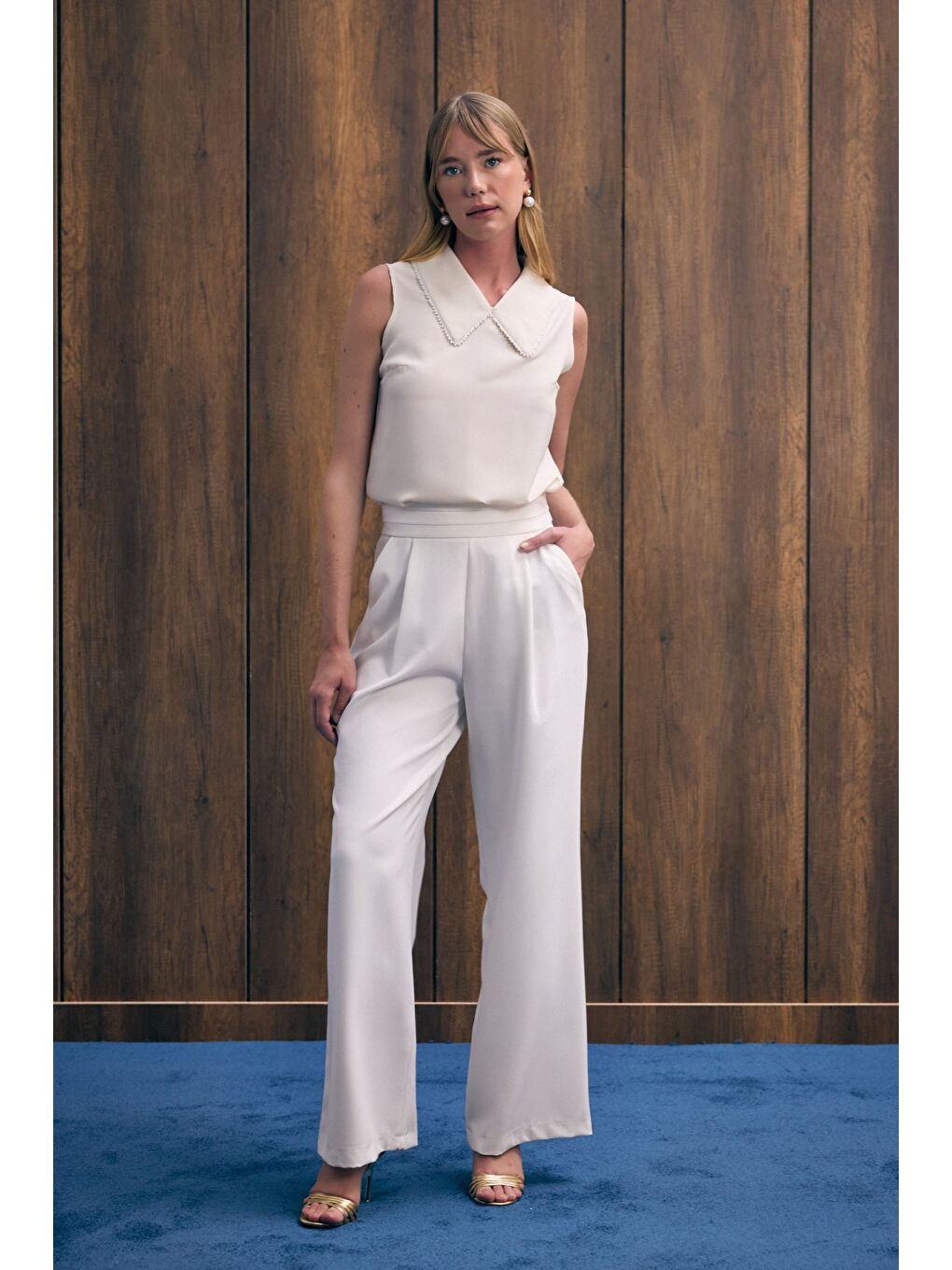 Yaka İncili Kolsuz Bluz - Bej-1