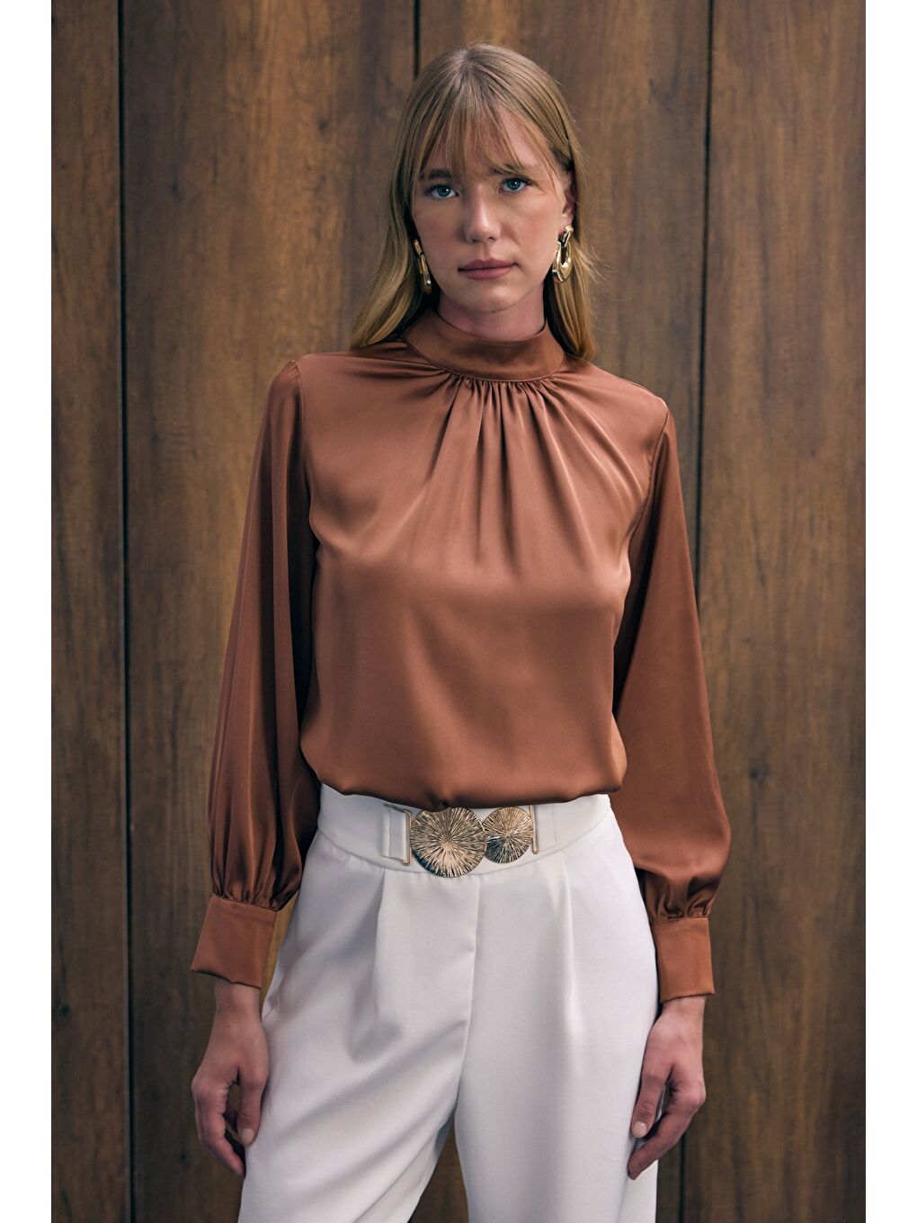 Kahverengi Yaka Detaylı Saten Bluz - Kahve-2