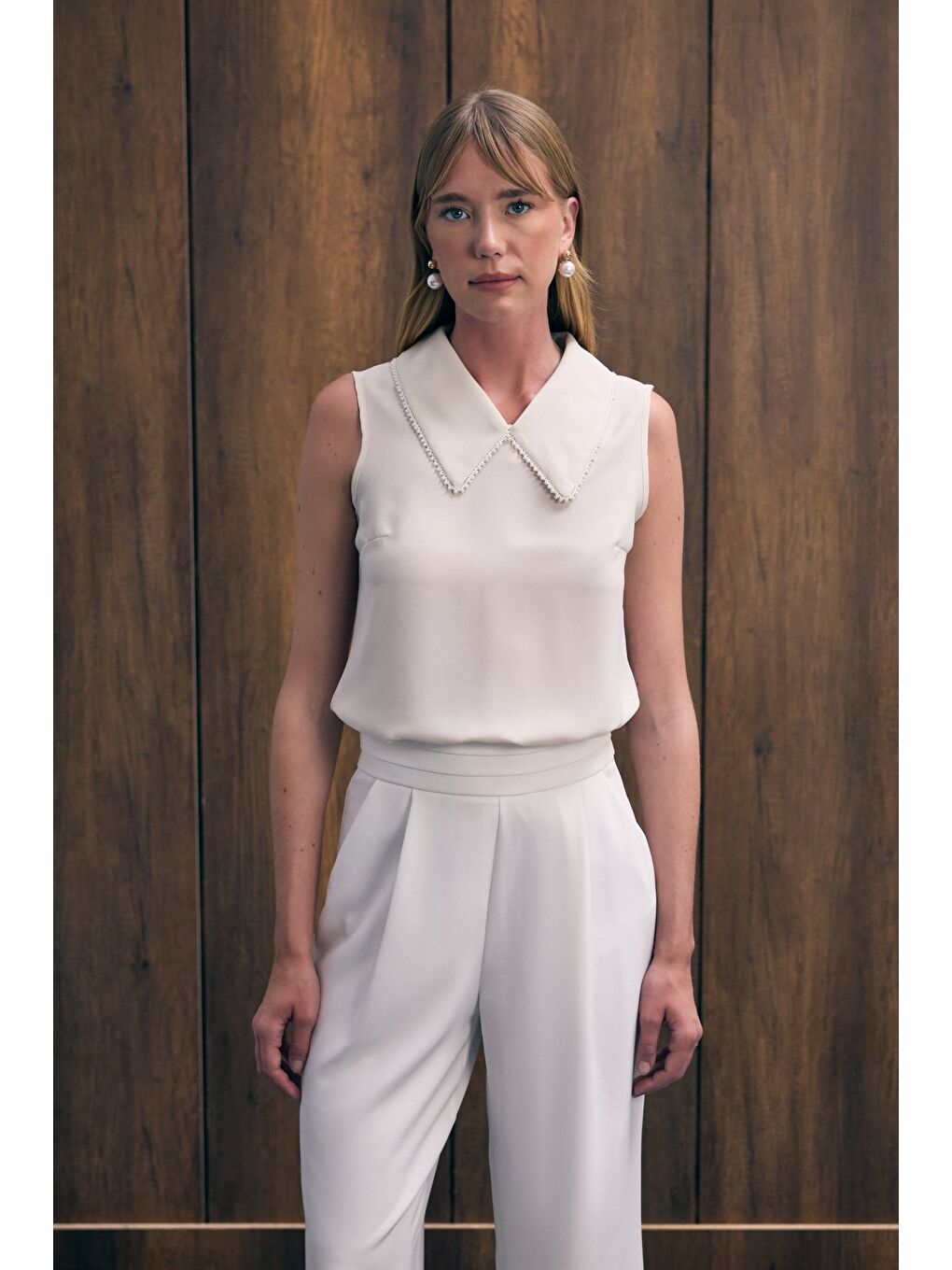 Yaka İncili Kolsuz Bluz - Bej-2